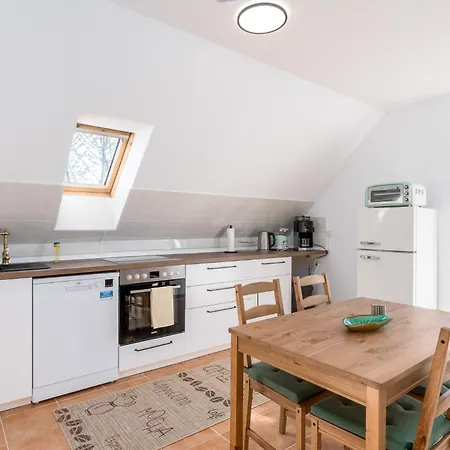 Gemuetliches Heimkino Mit Balkon & Beamer